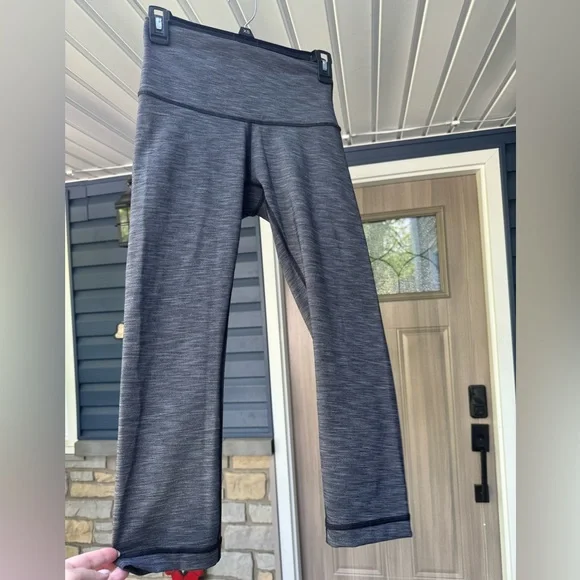 EXCELLENT - WOMENS XS - LULULEMON CROP PANTS - Picture 3 of 3